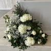 Напольная композиция из белых гортензий и роз