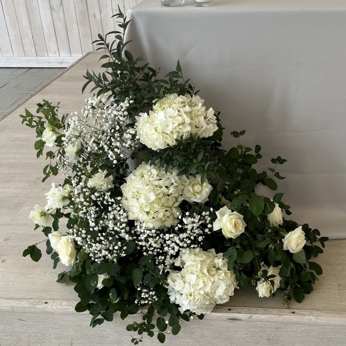 Напольная композиция из белых гортензий и роз