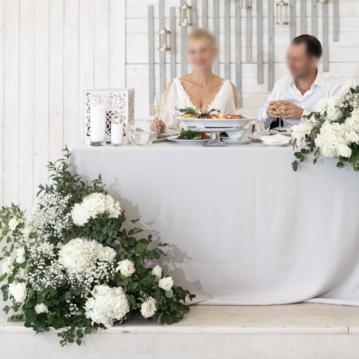 Напольная композиция из белых гортензий и роз