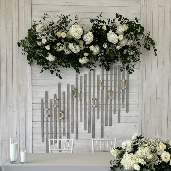 Настенная композиция из белых гортензий и роз