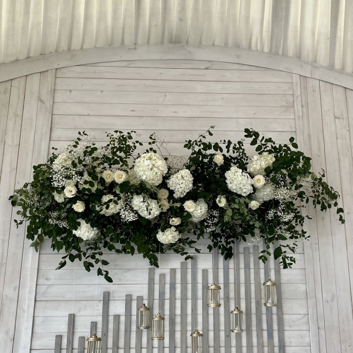 Настенная композиция из белых гортензий и роз