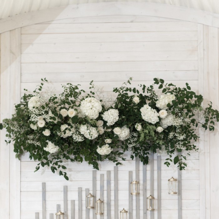 Настенная композиция из белых гортензий и роз