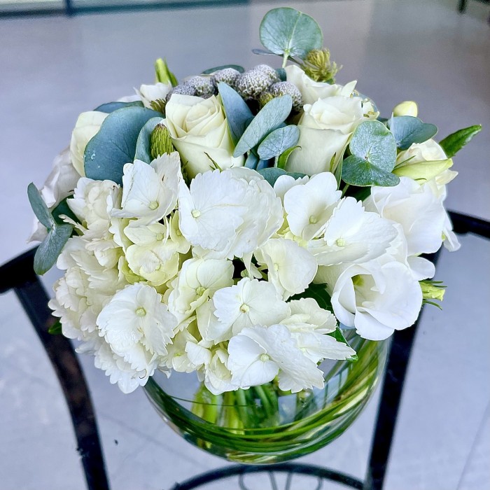 Белая свадебная композиция в стеклянном шаре