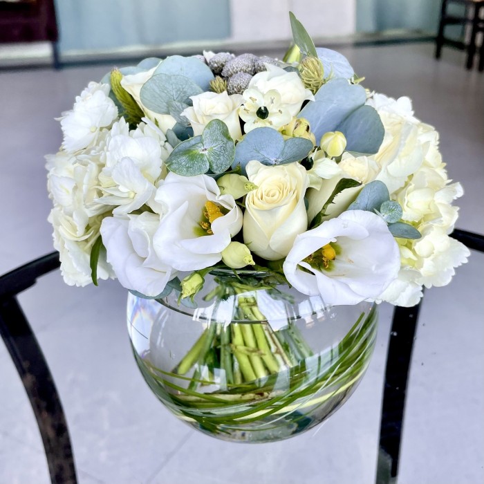 Белая свадебная композиция в стеклянном шаре