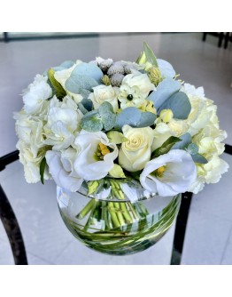 Белая свадебная композиция в стеклянном шаре