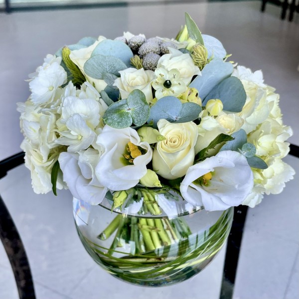 Белая свадебная композиция в стеклянном шаре