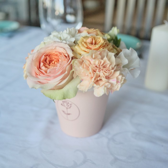 Настольная композиция в кремовых тонах