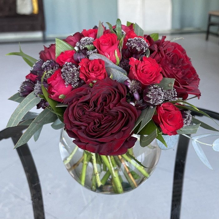 Цветы в стеклянном шаре - красные