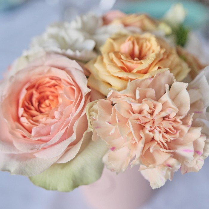 Настольная композиция в кремовых тонах