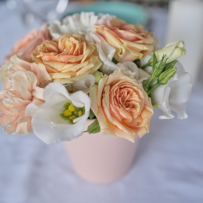 Настольная композиция в кремовых тонах