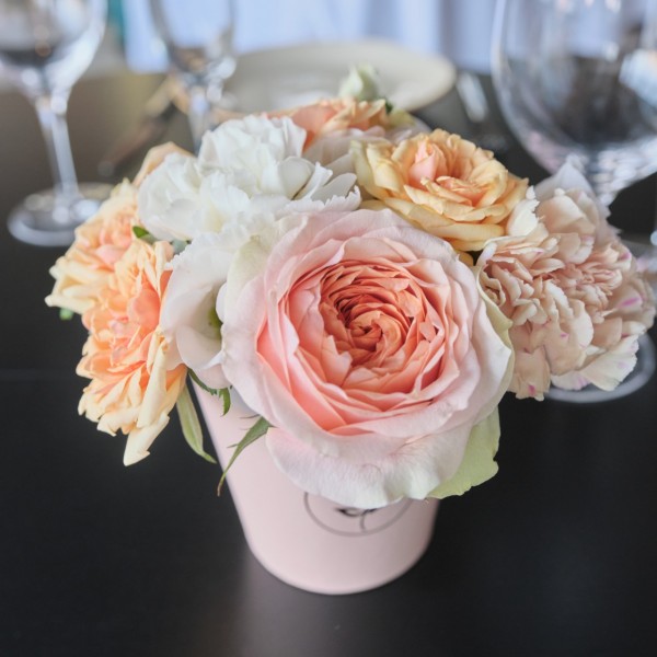 Настольная композиция в кремовых тонах