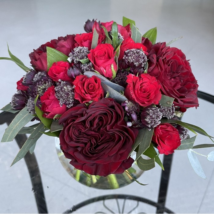 Цветы в стеклянном шаре - красные