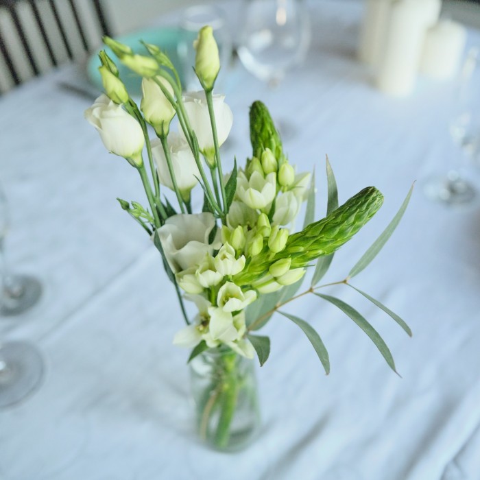 Набор цветов на стол - белые