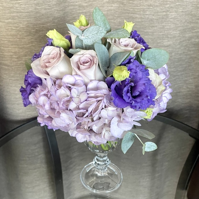 Композиция из цветов в бокале сиреневая