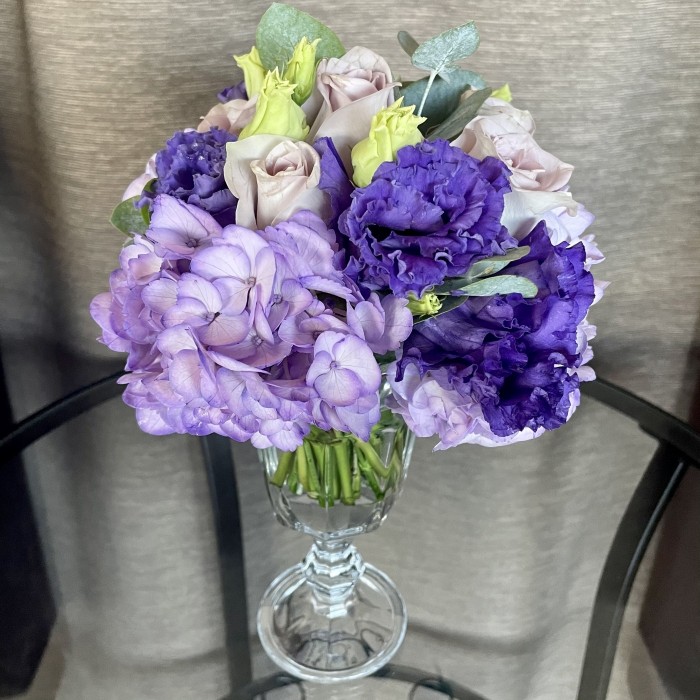 Композиция из цветов в бокале сиреневая