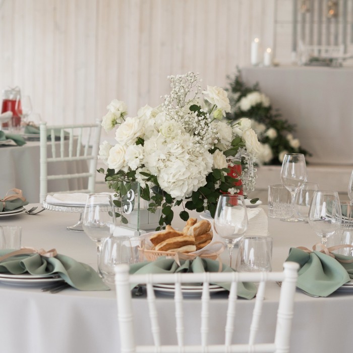 Свадебная настольная композиция с гортензией и розами