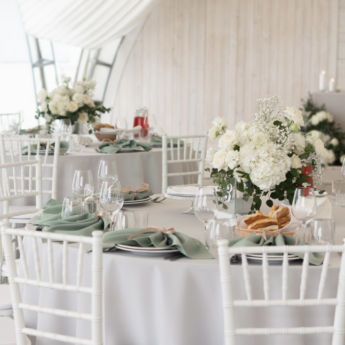 Свадебная настольная композиция с гортензией и розами