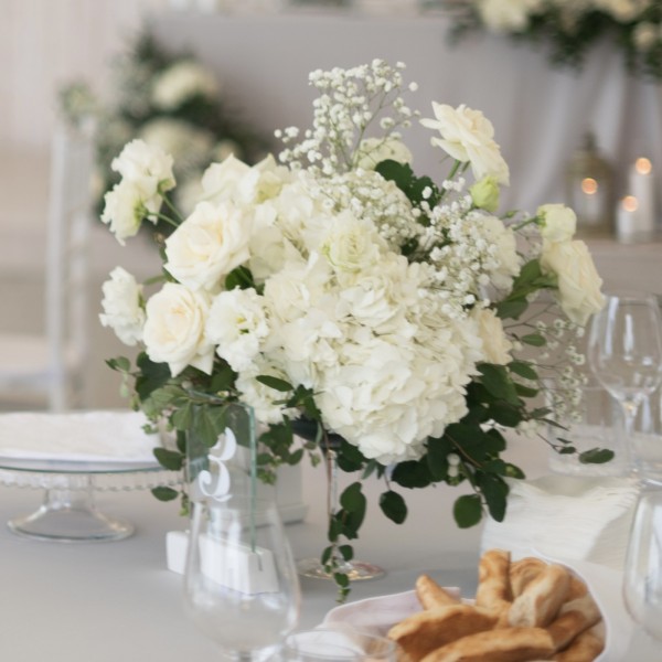 Свадебная настольная композиция с гортензией и розами