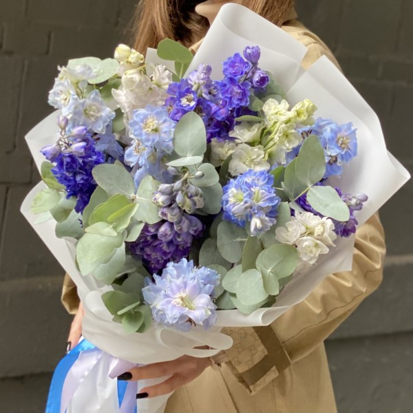 13 дельфиниумов микс с эвкалиптом