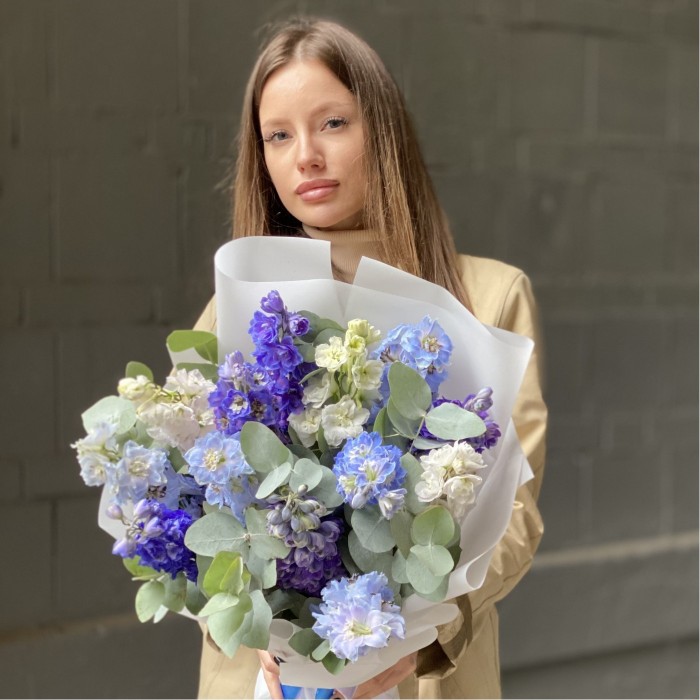 13 дельфиниумов микс с эвкалиптом