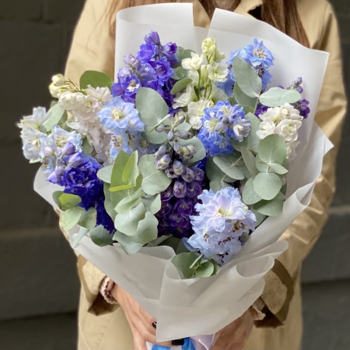 13 дельфиниумов микс с эвкалиптом