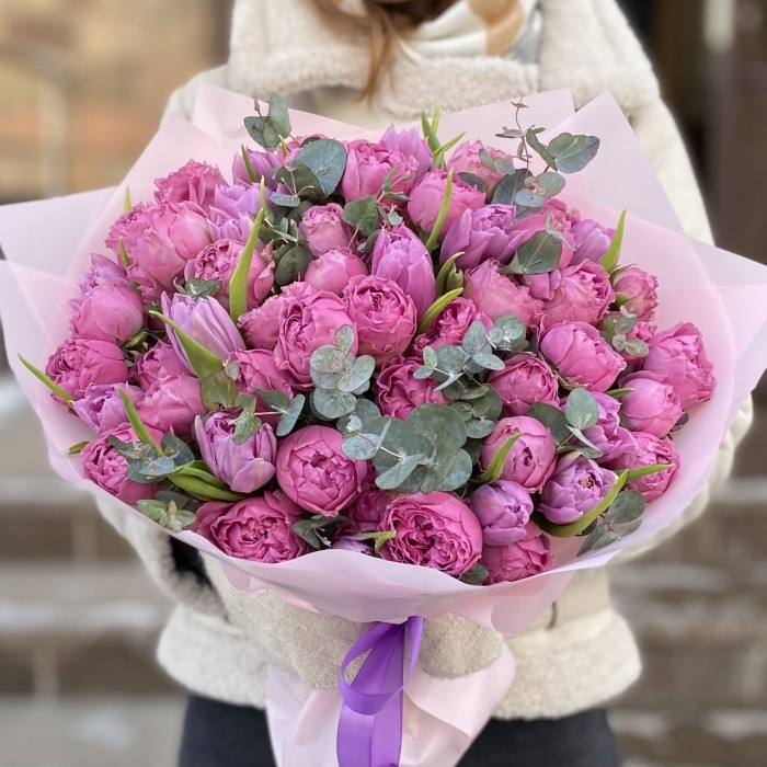 Дуэт пионовидных кустовых роз Мисти Баблс и тюльпанов