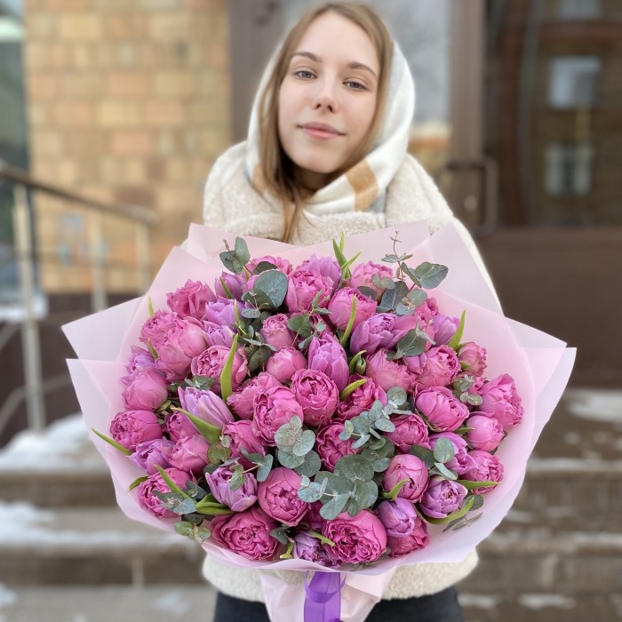 Дуэт пионовидных кустовых роз Мисти Баблс и тюльпанов