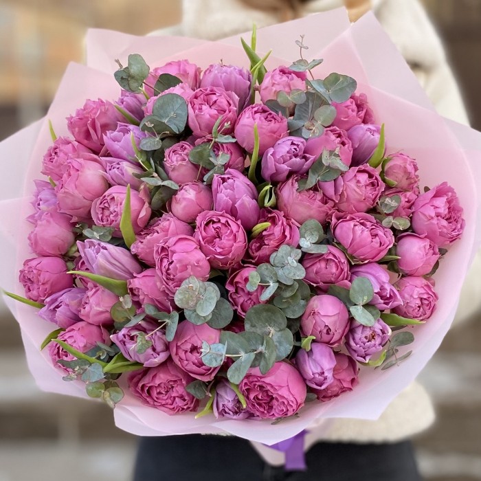 Дуэт пионовидных кустовых роз Мисти Баблс и тюльпанов