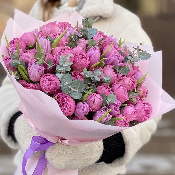 Дуэт пионовидных кустовых роз Мисти Баблс и тюльпанов