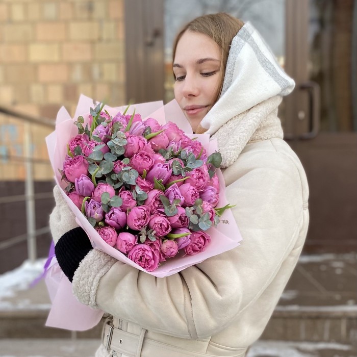 Дуэт пионовидных кустовых роз Мисти Баблс и тюльпанов