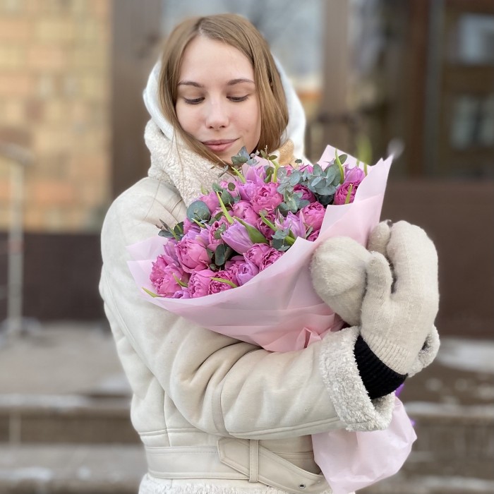 Дуэт пионовидных кустовых роз Мисти Баблс и тюльпанов