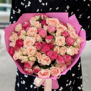 Дуэт кремовой и малиновой кустовой розы Дуэт кремовой и малиновой кустовой розы