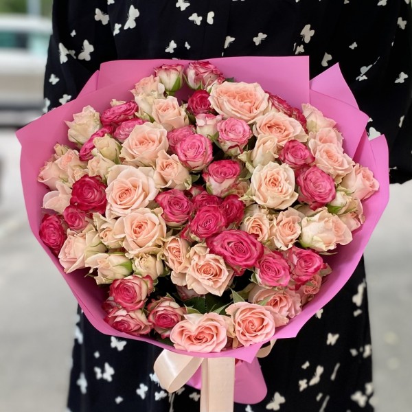 Дуэт кремовой и малиновой кустовой розы