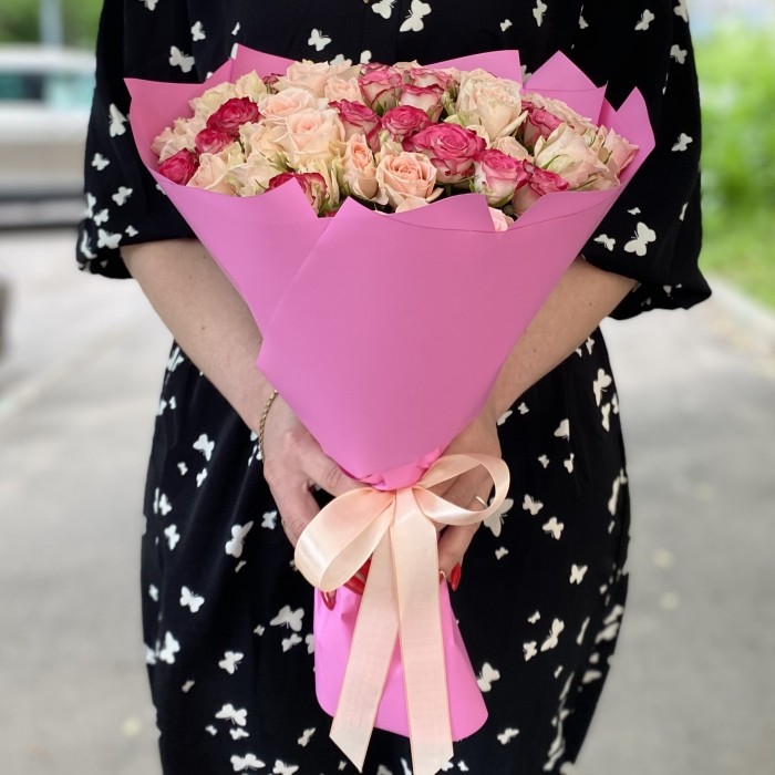 Дуэт кремовой и малиновой кустовой розы