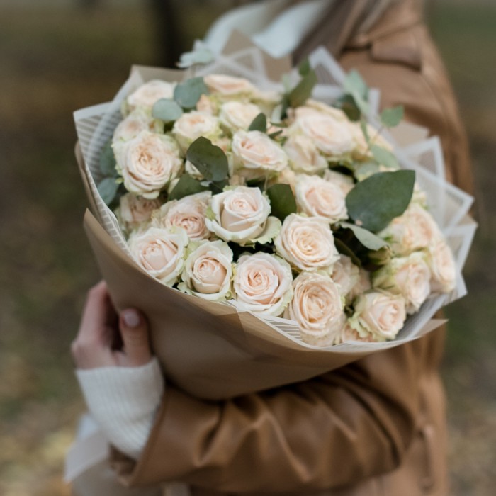 Букет пионовидных роз Эксклюзив Сенсейшн с эвкалиптом