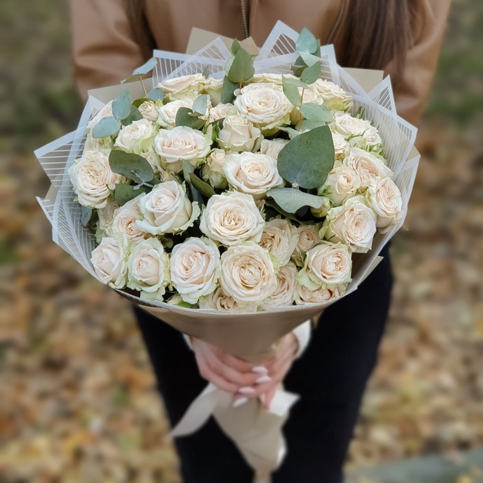 Букет пионовидных роз Эксклюзив Сенсейшн с эвкалиптом