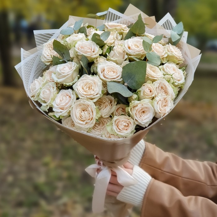 Букет пионовидных роз Эксклюзив Сенсейшн с эвкалиптом