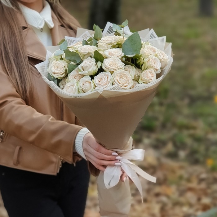 Букет пионовидных роз Эксклюзив Сенсейшн с эвкалиптом