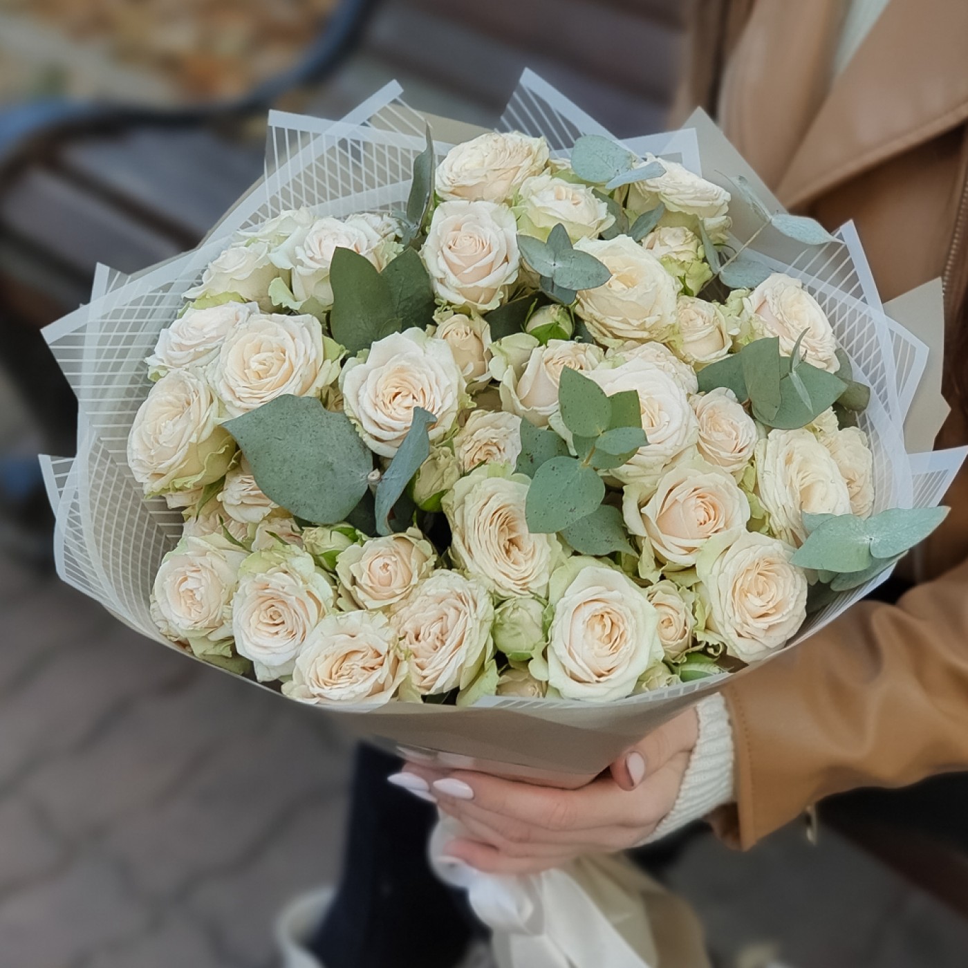Букет с белыми пионовидными розами Эксклюзив Сенсейшн на День Восьмого Марта