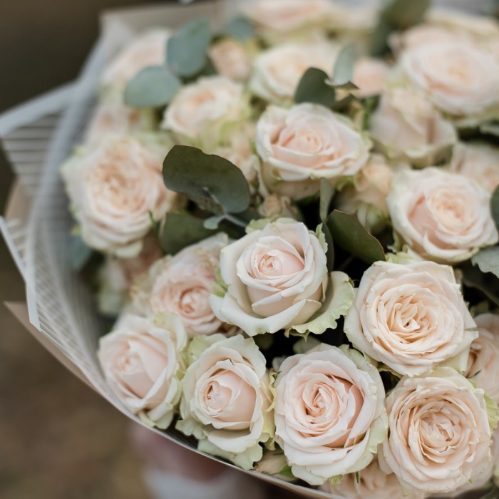 Букет пионовидных роз Эксклюзив Сенсейшн с эвкалиптом