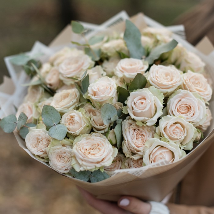 Букет пионовидных роз Эксклюзив Сенсейшн с эвкалиптом