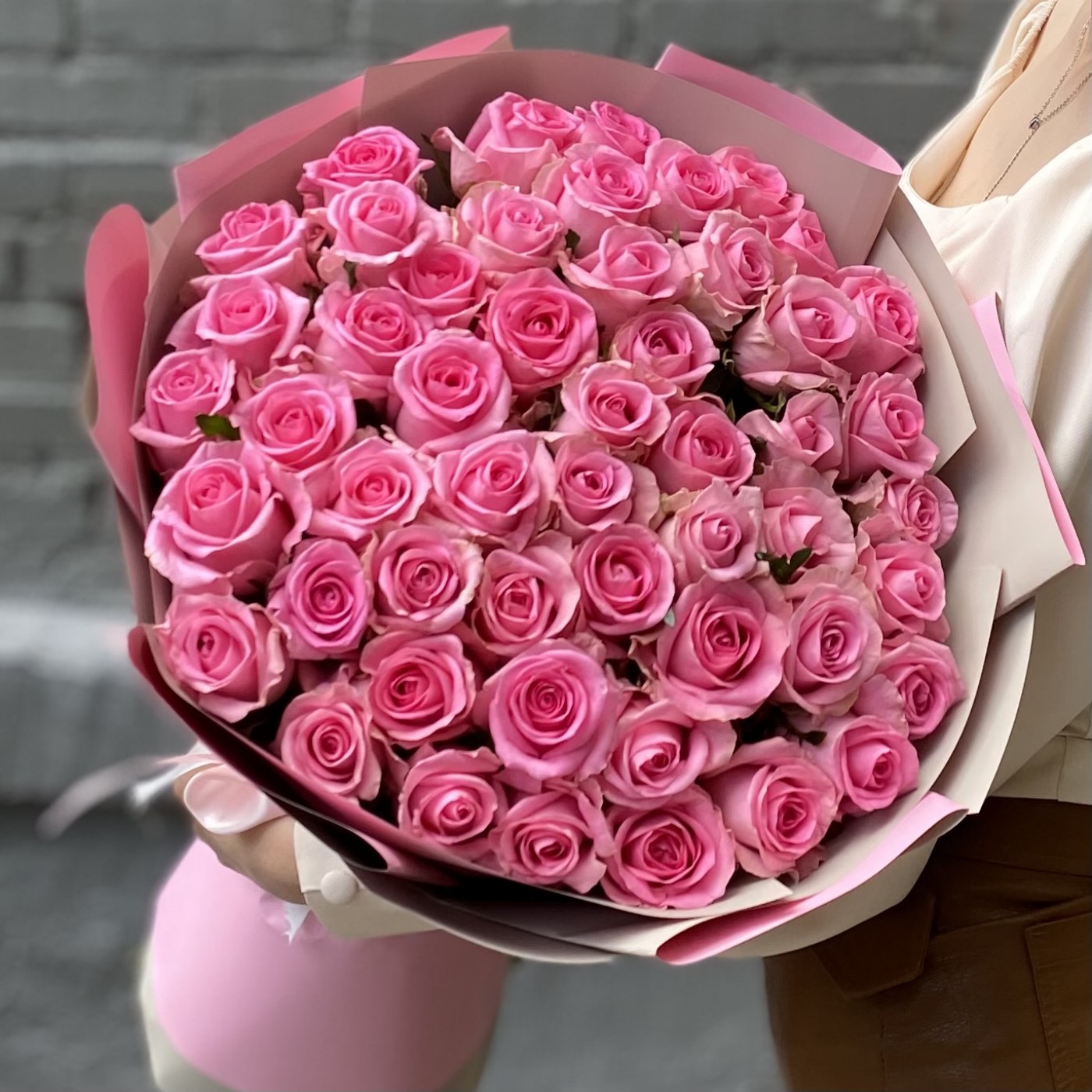 Эксклюзивный букет с пионовидными розами и анемонами до 8000 рублей с доставкой на Женский День Восьмого Марта