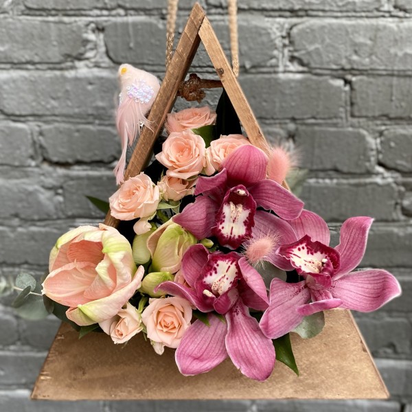 Композиция в деревянном кашпо