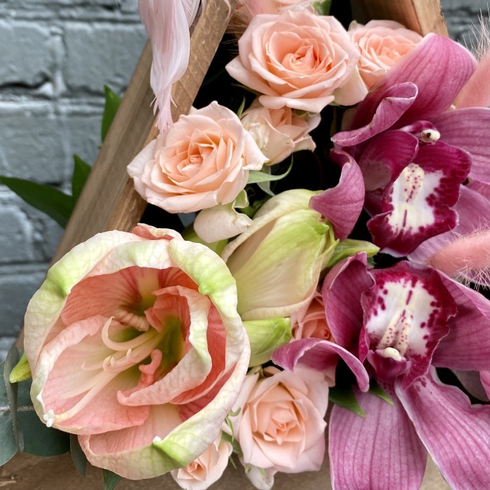 Композиция в деревянном кашпо