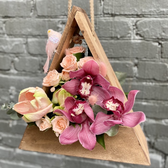 Композиция в деревянном кашпо