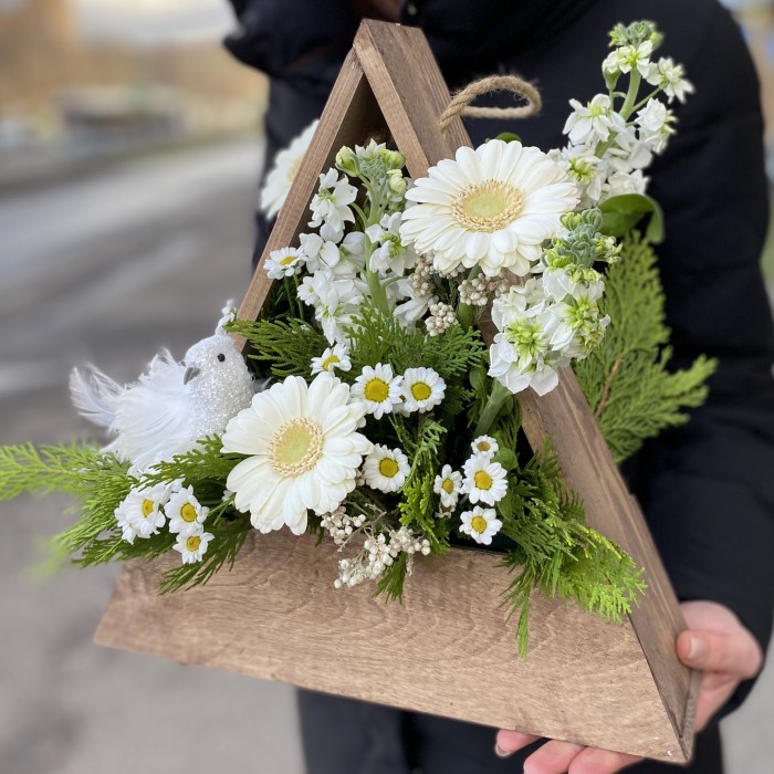 Белая композиция в деревянном кашпо