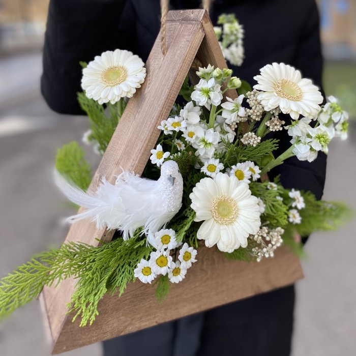 Белая композиция в деревянном кашпо