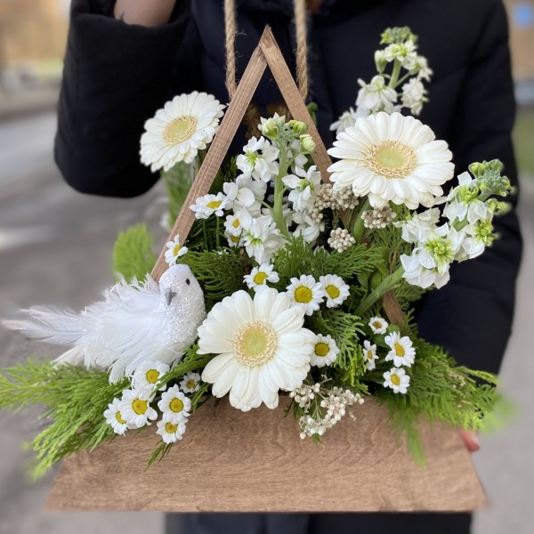 Белая композиция в деревянном кашпо