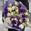 Букет из фиолетовых и белых эустом