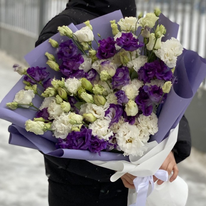 Букет из фиолетовых и белых эустом